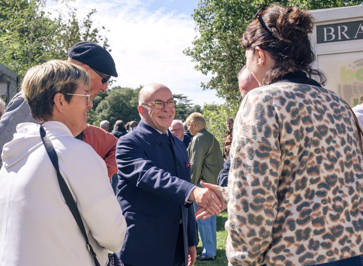Poignée de main lors d'un rassemblement en plein air
