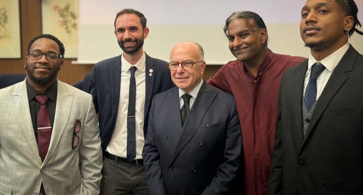 Bernard Cazeneuve aux côtés de représentants, rencontre politique